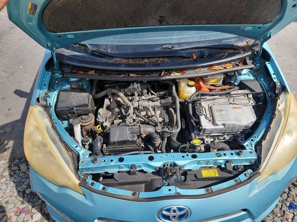2012 TOYOTA PRIUS — Engine bay