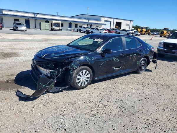 2018 TOYOTA CAMRY LE Hybrid — Front 3/4