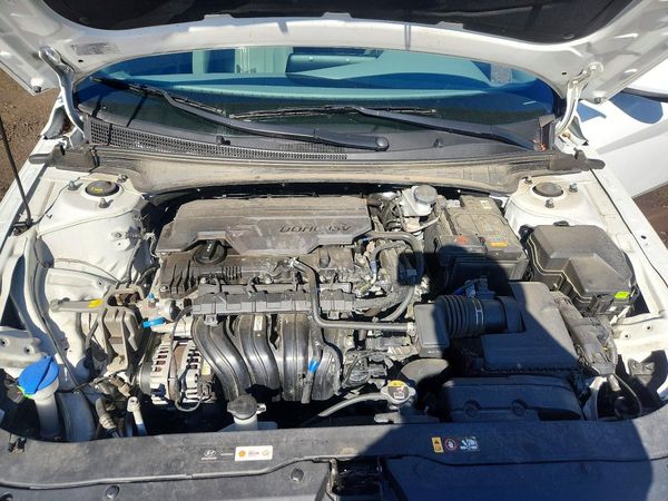 2025 HYUNDAI ELANTRA SEL Convenience — Engine bay