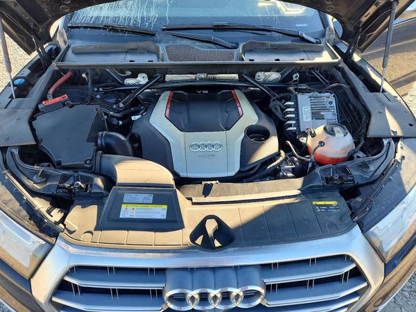 2018 AUDI SQ5 quattro Prestige — Engine bay
