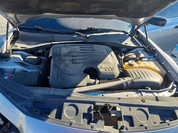 2016 CHRYSLER 300 Limited — Engine bay