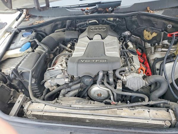 2014 AUDI Q7 Premium Plus — Engine bay