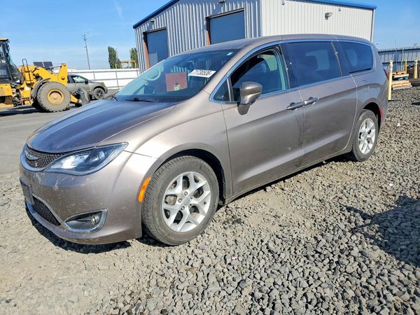 2018 CHRYSLER PACIFICA Touring Plus — Front 3/4