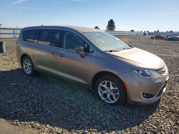 2018 CHRYSLER PACIFICA Touring Plus — Passenger 3/4