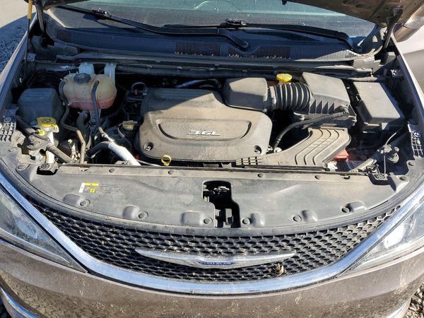 2018 CHRYSLER PACIFICA Touring Plus — Engine bay