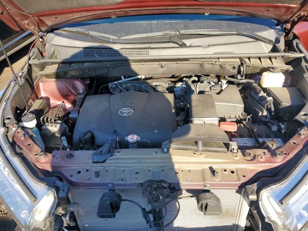 2019 TOYOTA HIGHLANDER SE/XLE — Engine bay
