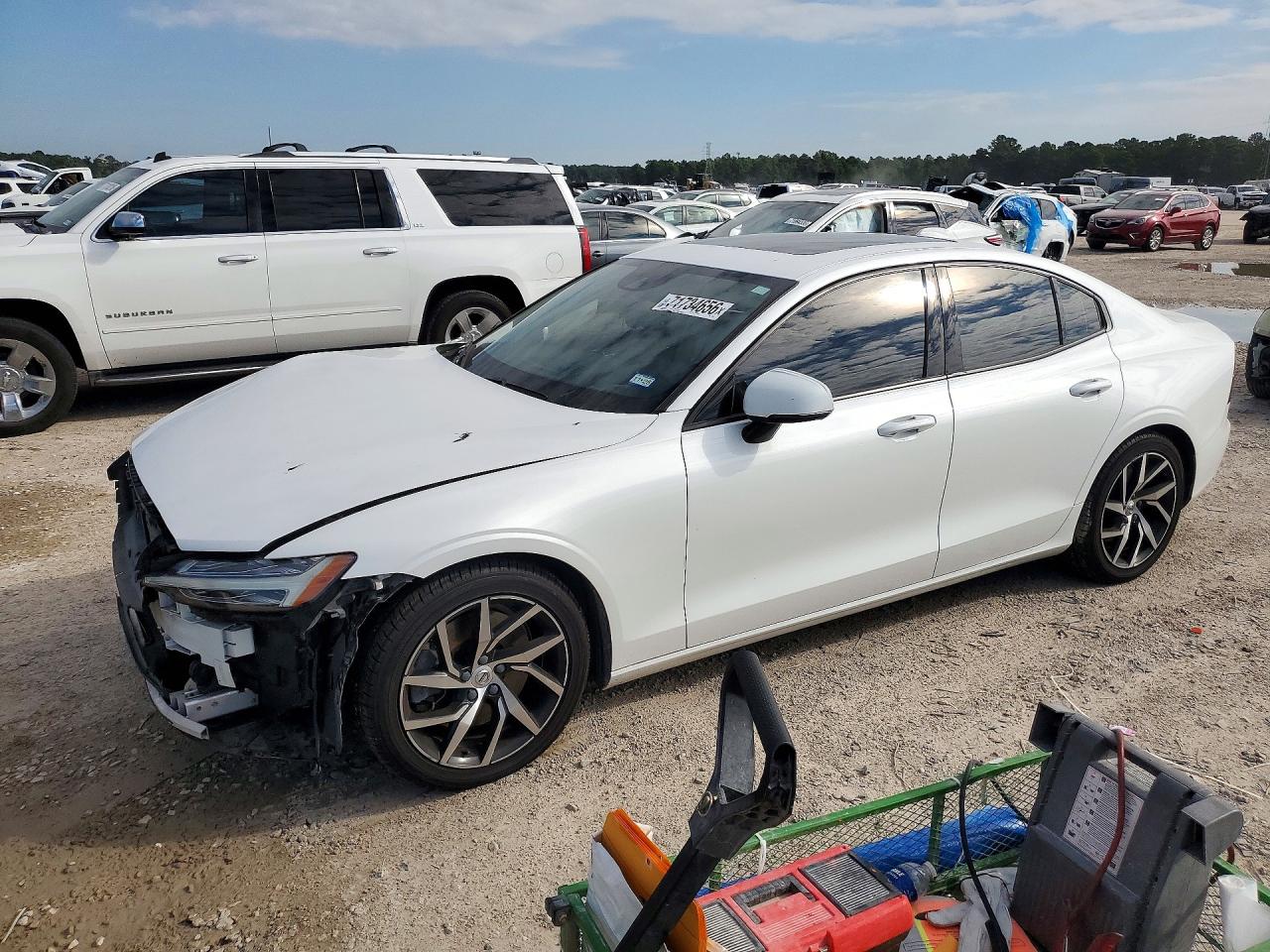 2019 VOLVO S60 Momentum — Front 3/4