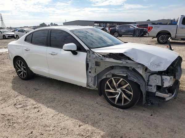 2019 VOLVO S60 Momentum — Passenger 3/4