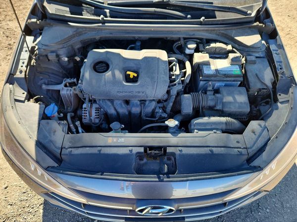 2020 HYUNDAI ELANTRA — Engine bay