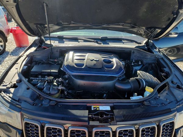 2016 JEEP GRAND CHEROKEE Limited — Engine bay