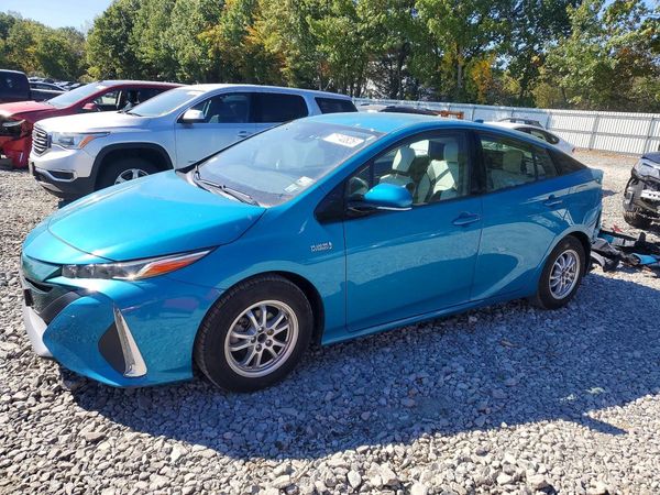 2018 TOYOTA PRIUS Plus/Premium/Advanced — Front 3/4