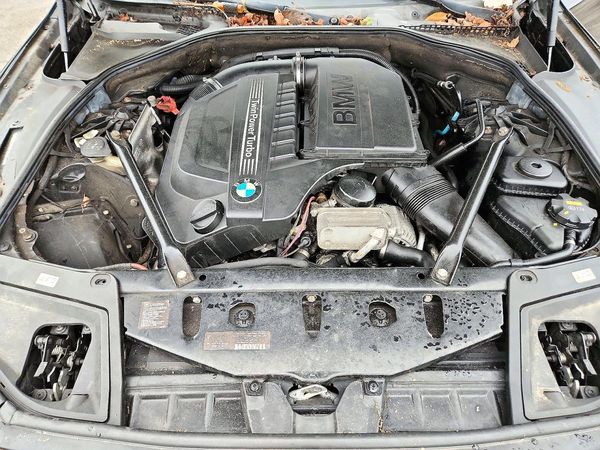 2015 BMW 5 SERIES xDrive — Engine bay