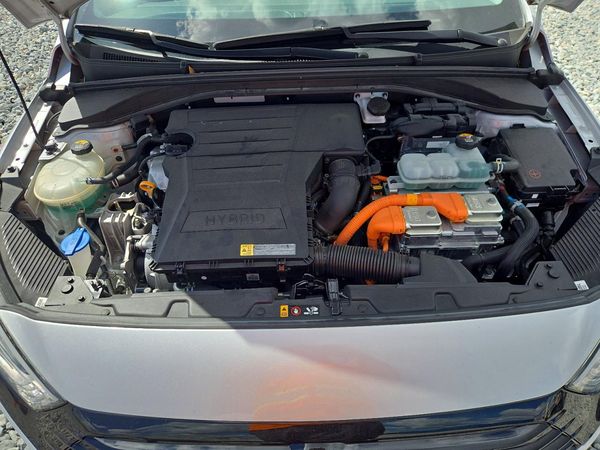 2018 HYUNDAI IONIQ SEL, SEL w/Tech (HEV) — Engine bay