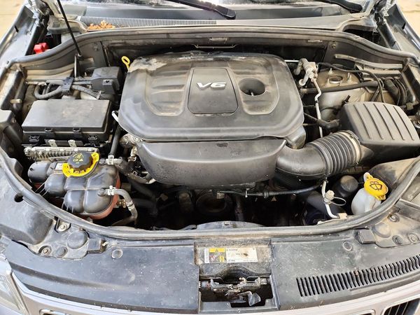 2016 JEEP GRAND CHEROKEE Limited — Engine bay