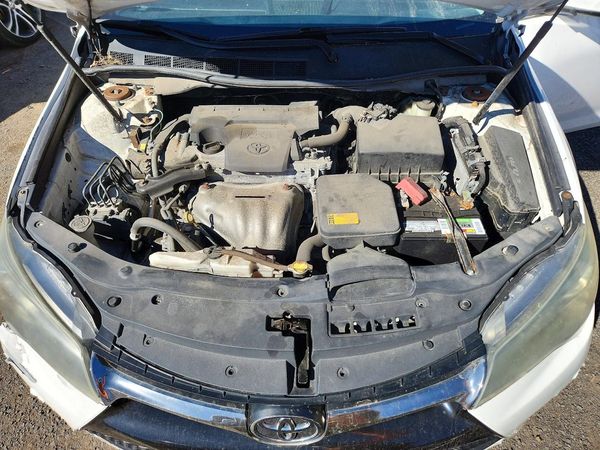 2015 TOYOTA CAMRY — Engine bay