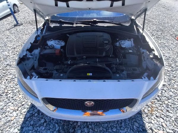 2020 JAGUAR F-PACE Premium — Engine bay