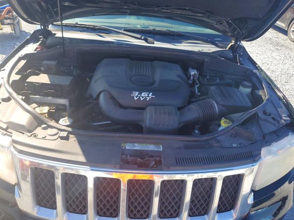 2012 JEEP CHEROKEE Laredo — Engine bay