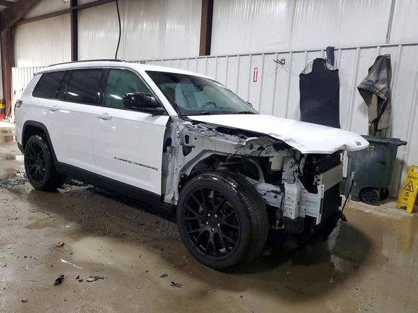 2021 JEEP GRAND CHEROKEE Laredo — Passenger 3/4