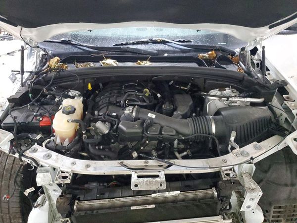 2021 JEEP GRAND CHEROKEE Laredo — Engine bay