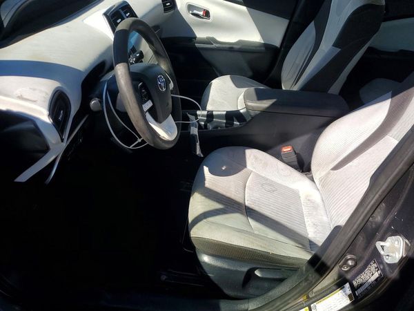 2017 TOYOTA PRIUS — DENT