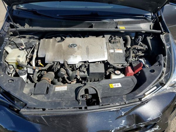 2017 TOYOTA PRIUS — Engine bay