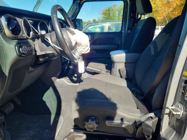 2020 JEEP WRANGLER UNLIMITED Unlimited Sahara — DENT