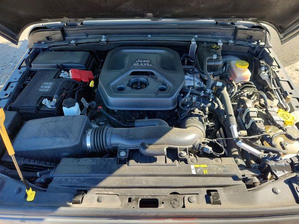 2020 JEEP WRANGLER UNLIMITED Unlimited Sahara — Engine bay