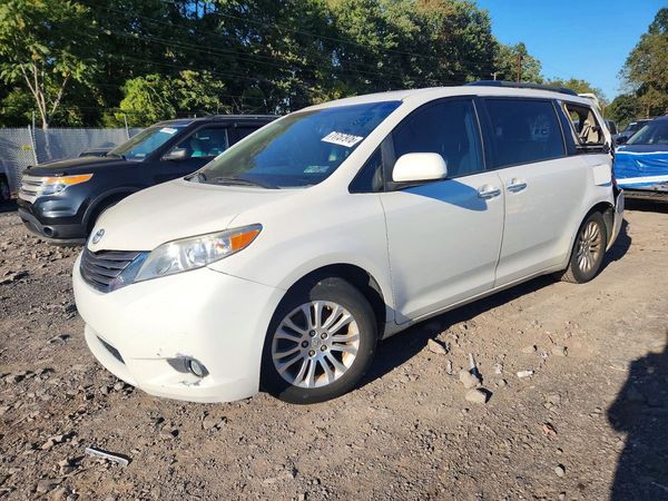 2015 TOYOTA SIENNA — Front 3/4