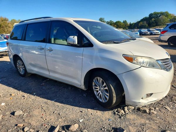 2015 TOYOTA SIENNA — Passenger 3/4
