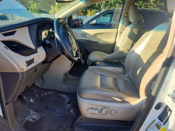 2015 TOYOTA SIENNA — DENT