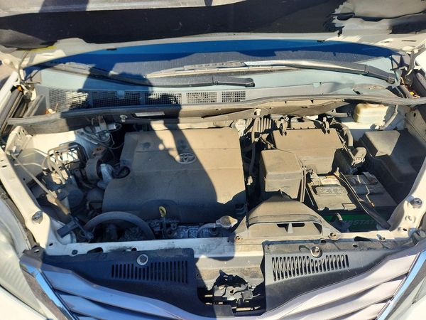2015 TOYOTA SIENNA — Engine bay