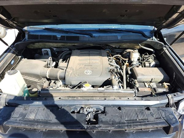 2017 TOYOTA TUNDRA Limited — Engine bay