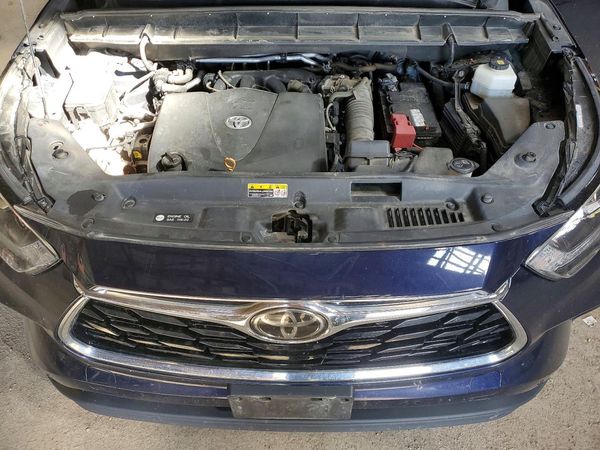 2020 TOYOTA HIGHLANDER Limited — Engine bay