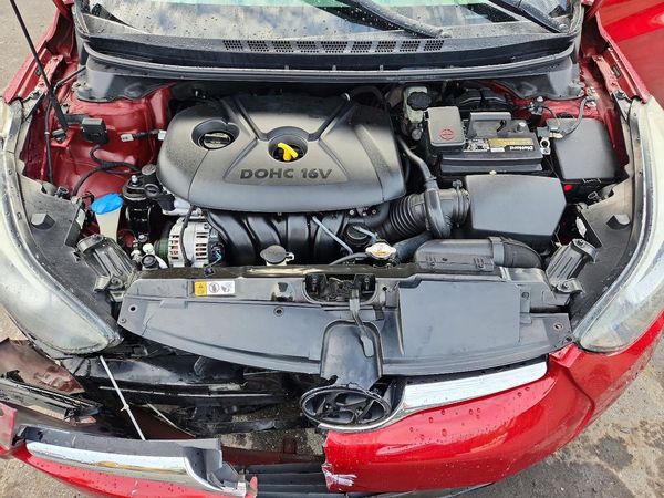 2014 HYUNDAI ELANTRA GLS(Middle) — Engine bay