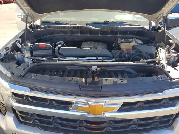 2022 CHEVROLET SILVERADO LT — Engine bay