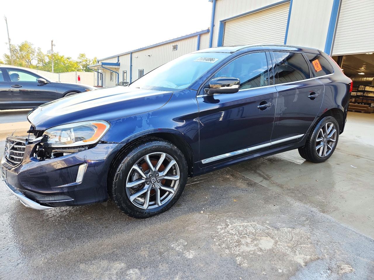 2017 VOLVO XC60 Dynamic — Front 3/4