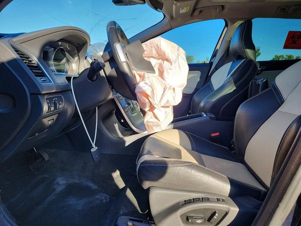 2017 VOLVO XC60 Dynamic — DENT