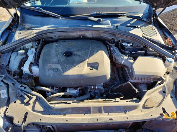 2017 VOLVO XC60 Dynamic — Engine bay