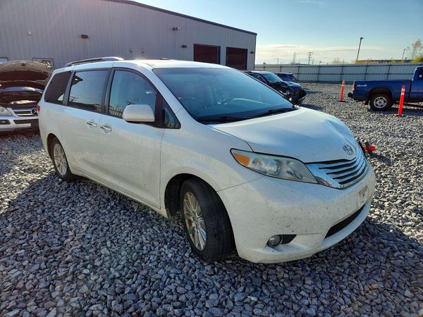 2012 TOYOTA SIENNA — Passenger 3/4