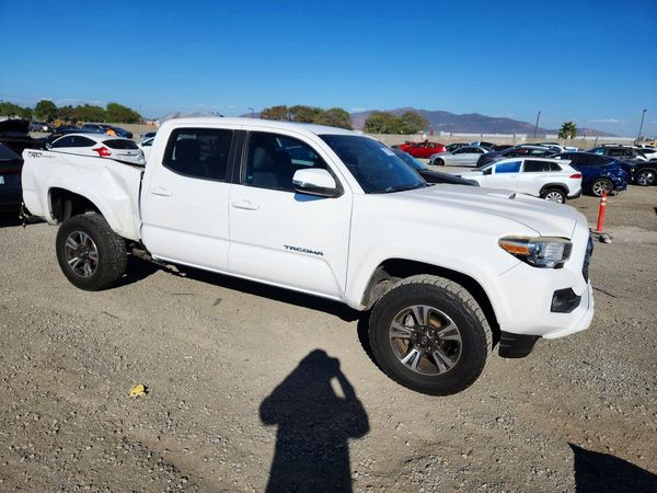2017 TOYOTA TACOMA SR5/TRD Sport — Passenger 3/4