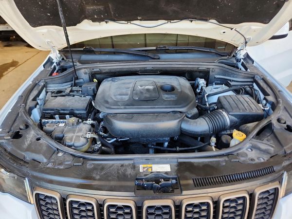2016 JEEP CHEROKEE Laredo — Engine bay