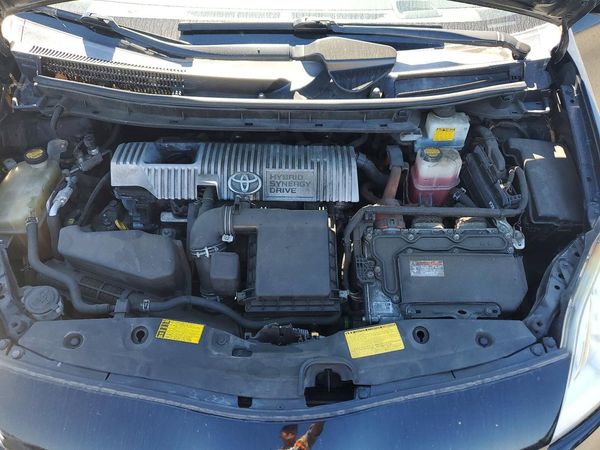 2013 TOYOTA PRIUS — Engine bay