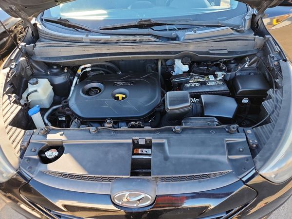 2014 HYUNDAI TUCSON GL (Middle-low Level) — Engine bay