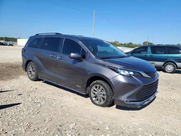 2021 TOYOTA SIENNA XLE — Passenger 3/4