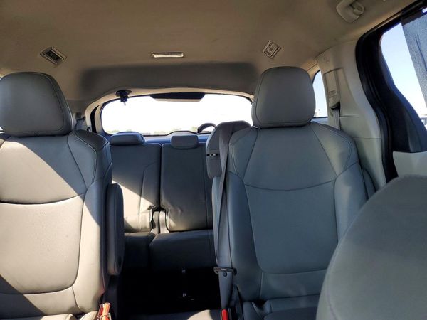 2021 TOYOTA SIENNA XLE — SUVN