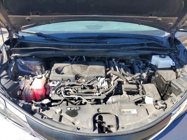 2021 TOYOTA SIENNA XLE — Engine bay