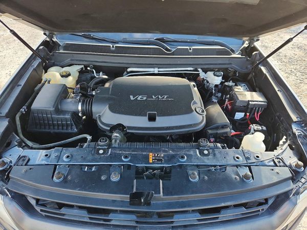 2020 CHEVROLET COLORADO Z71 — Engine bay