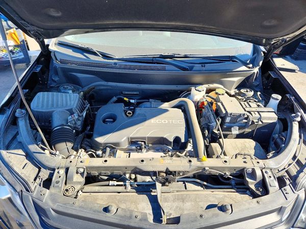 2020 CHEVROLET EQUINOX LT (1LT) — Engine bay