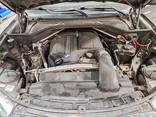 2014 BMW X5 xDrive35i — Engine bay