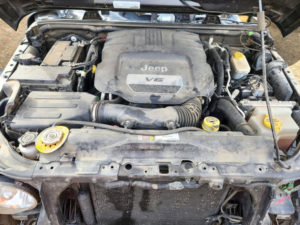 2016 JEEP WRANGLER UNLIMITED Sahara — Engine bay